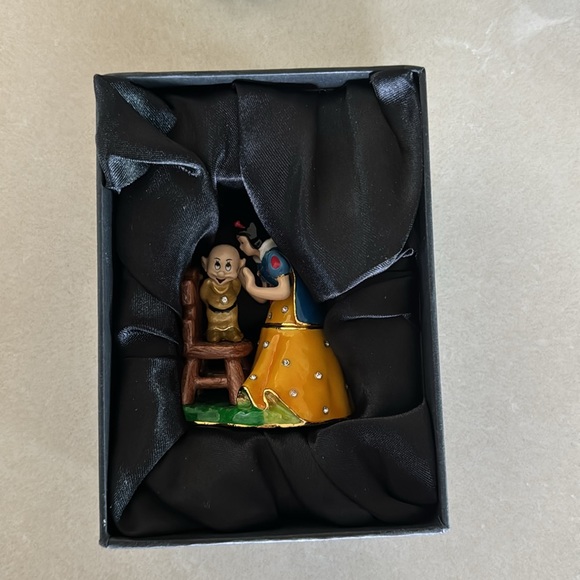 RARE Disney Collectible Snow White Kissing Dopey (standing on stool). Pristine - Picture 10 of 10